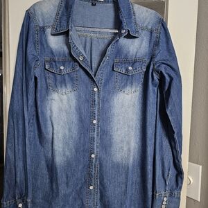 NWOTS! WOMENS LONG SLEEVE FADED JEAN SNAP CLOSURE SHIRT! SIZE MED! NWOTS!